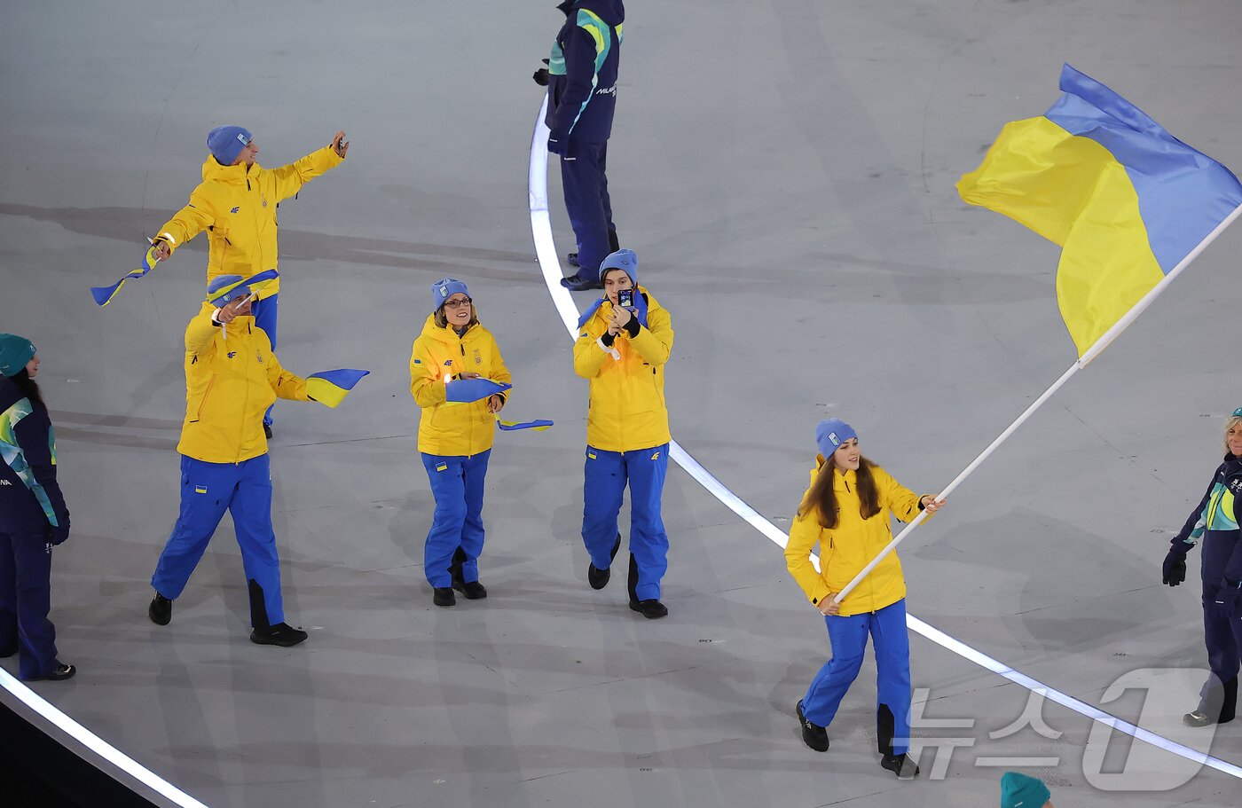 본문 이미지 - 6일 오후(현지시간) 이탈리아 밀라노 산시로 올림픽 스타디움에서 열린 2026 밀라노·코르티나담페초 동계올림픽대회 개회식에서 우크라이나 선수단이 입장하고 있다. 2026.2.7 ⓒ 뉴스1 김성진 기자