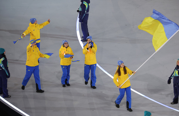 환호 받으며 입장하는 우크라이나
