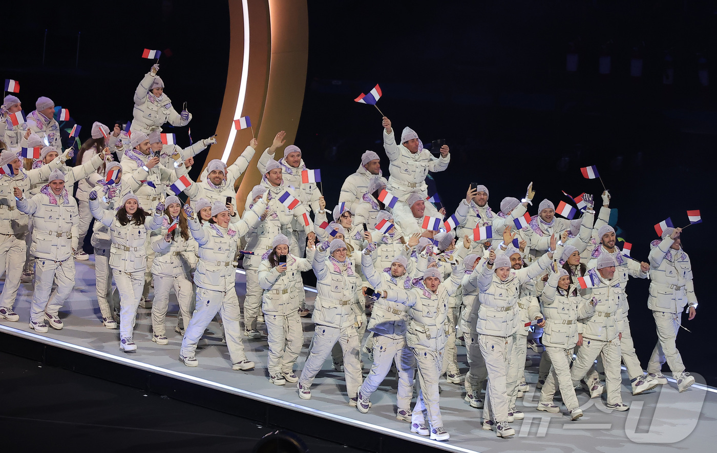 (밀라노=뉴스1) 김성진 기자 = 6일 오후(현지시간) 이탈리아 밀라노 산시로 올림픽 스타디움에서 열린 2026 밀라노·코르티나담페초 동계올림픽대회 개회식에서 프랑스 선수단이 입장 …