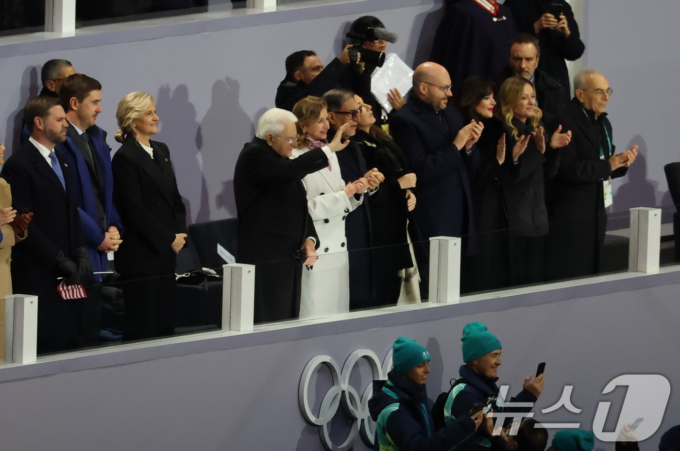 (밀라노=뉴스1) 김진환 기자 = 이탈리아 선수단이 6일 오후(현지시간) 이탈리아 밀라노 산시로 올림픽 스타디움에서 열린 2026 밀라노·코르티나담페초 동계올림픽대회 개회식에 입장 …