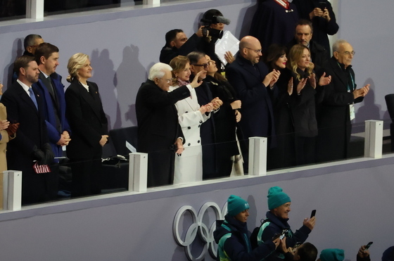 선수단 향해 손흔드는 이탈리아 대통령