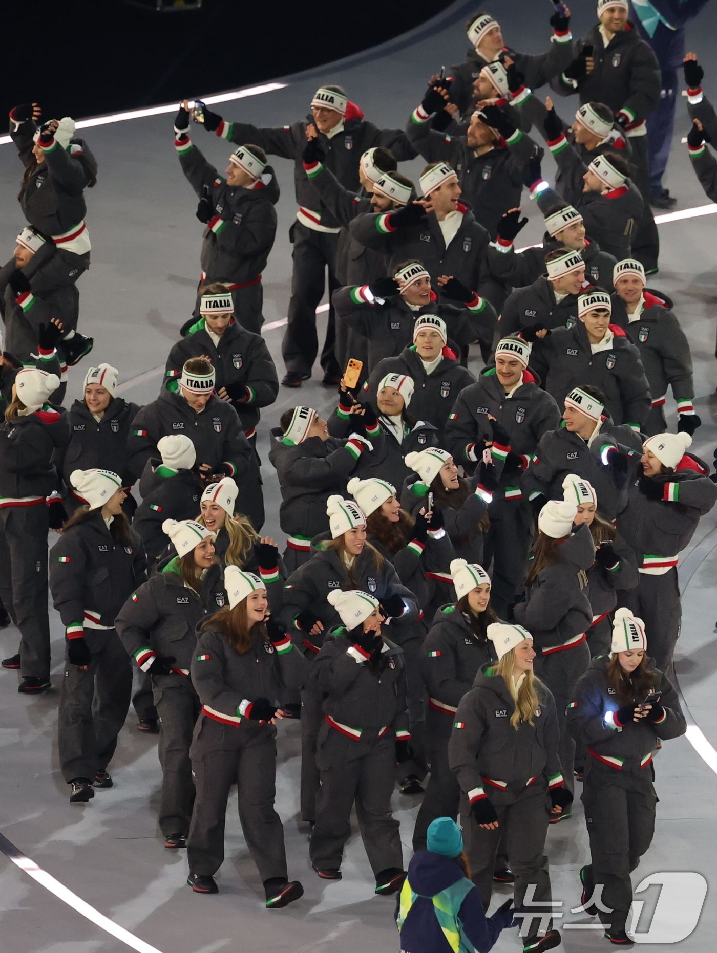 (밀라노=뉴스1) 김진환 기자 = 이탈리아 선수단이 6일 오후(현지시간) 이탈리아 밀라노 산시로 올림픽 스타디움에서 열린 2026 밀라노·코르티나담페초 동계올림픽대회 개회식에 입장 …