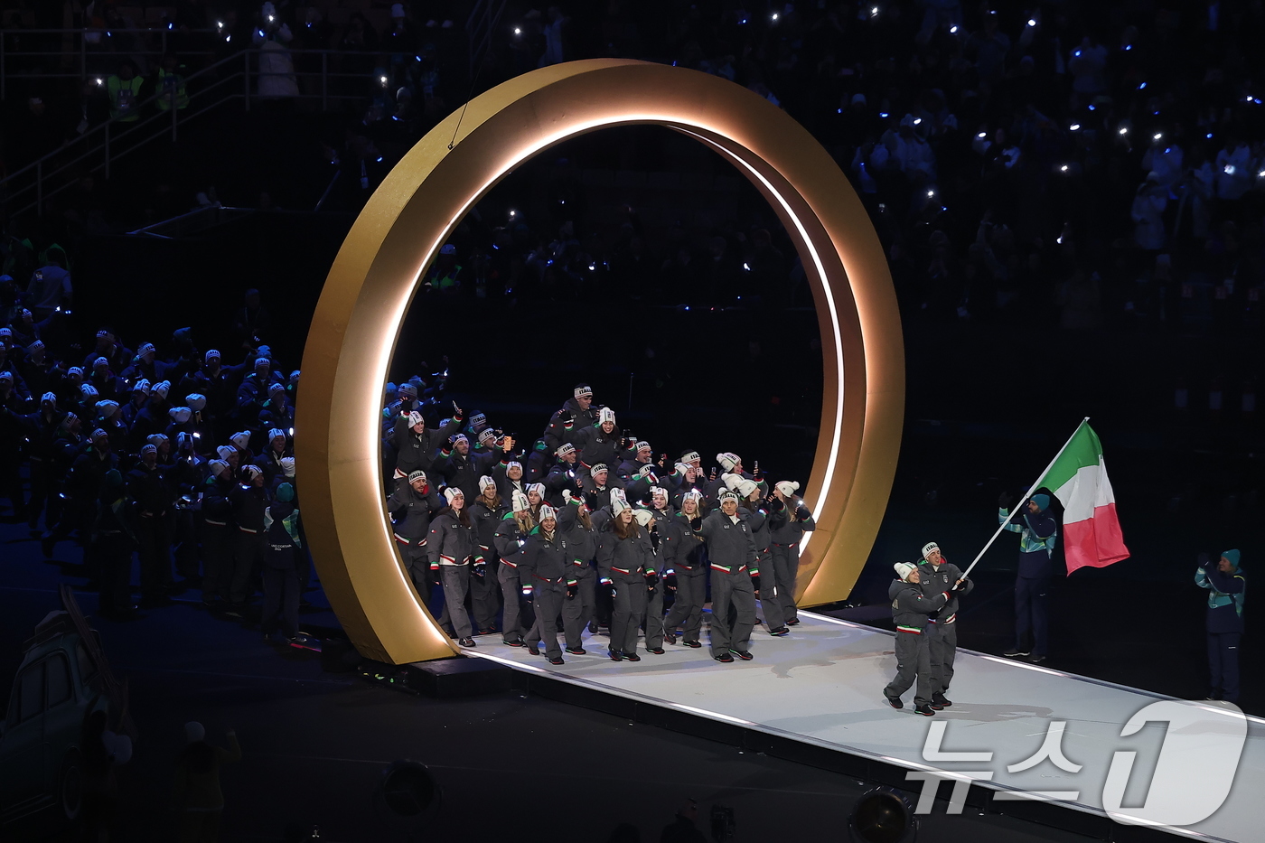 (밀라노=뉴스1) 김성진 기자 = 이탈리아 선수단이 6일 오후(현지시간) 이탈리아 밀라노 산시로 올림픽 스타디움에서 열린 2026 밀라노·코르티나담페초 동계올림픽대회 개회식에 입장 …