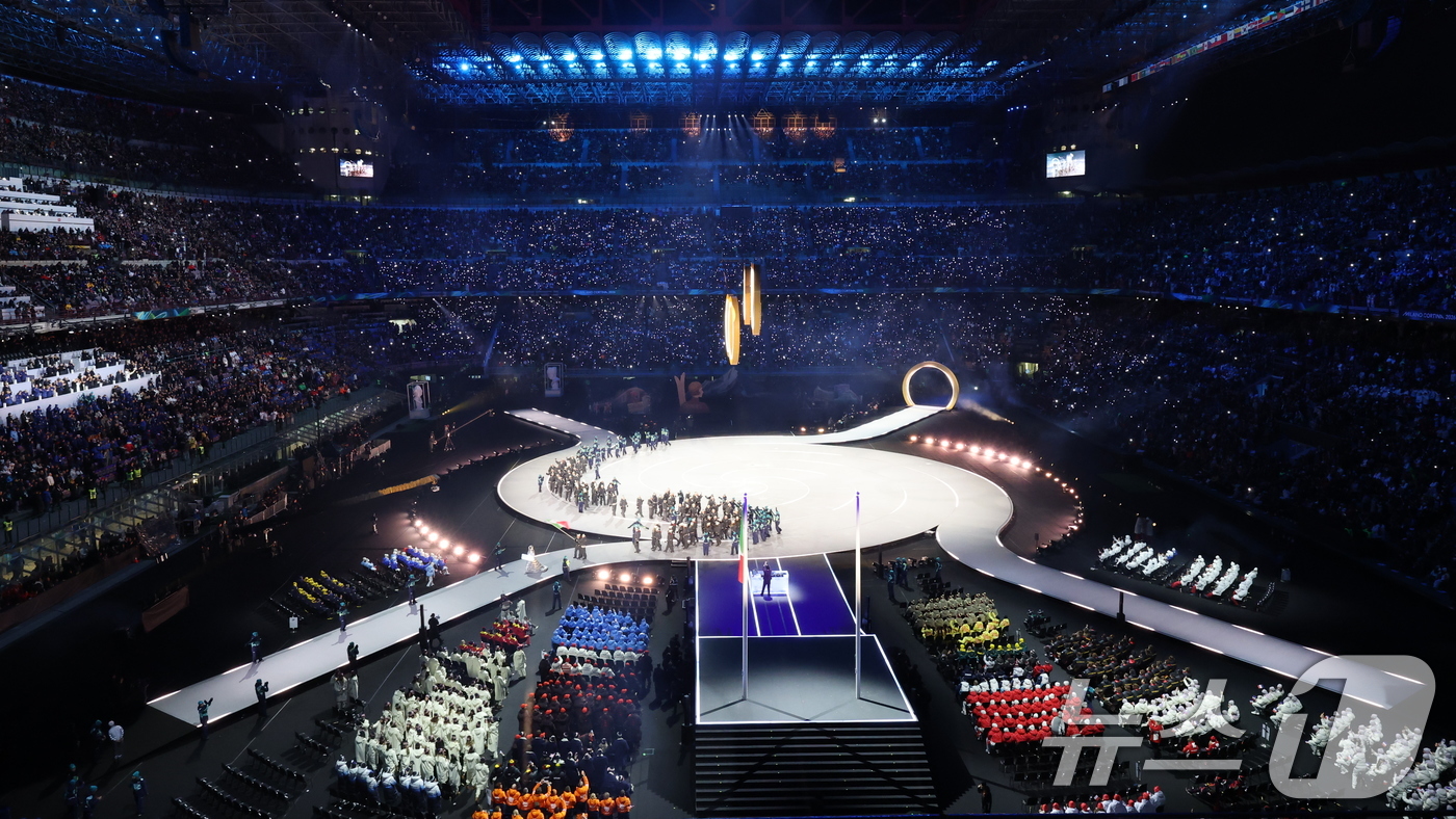 (밀라노=뉴스1) 김진환 기자 = 6일 오후(현지시간) 이탈리아 밀라노 산시로 올림픽 스타디움에서 열린 2026 밀라노·코르티나담페초 동계올림픽대회 개회식에서 각국 선수단이 입장하 …