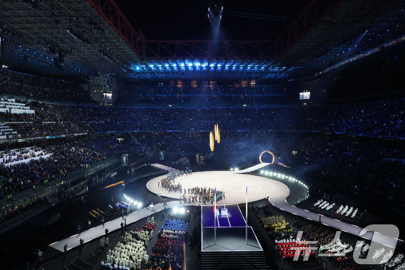 (밀라노=뉴스1) 김진환 기자 = 6일 오후(현지시간) 이탈리아 밀라노 산시로 올림픽 스타디움에서 열린 2026 밀라노·코르티나담페초 동계올림픽대회 개회식에서 각국 선수단이 입장하 …