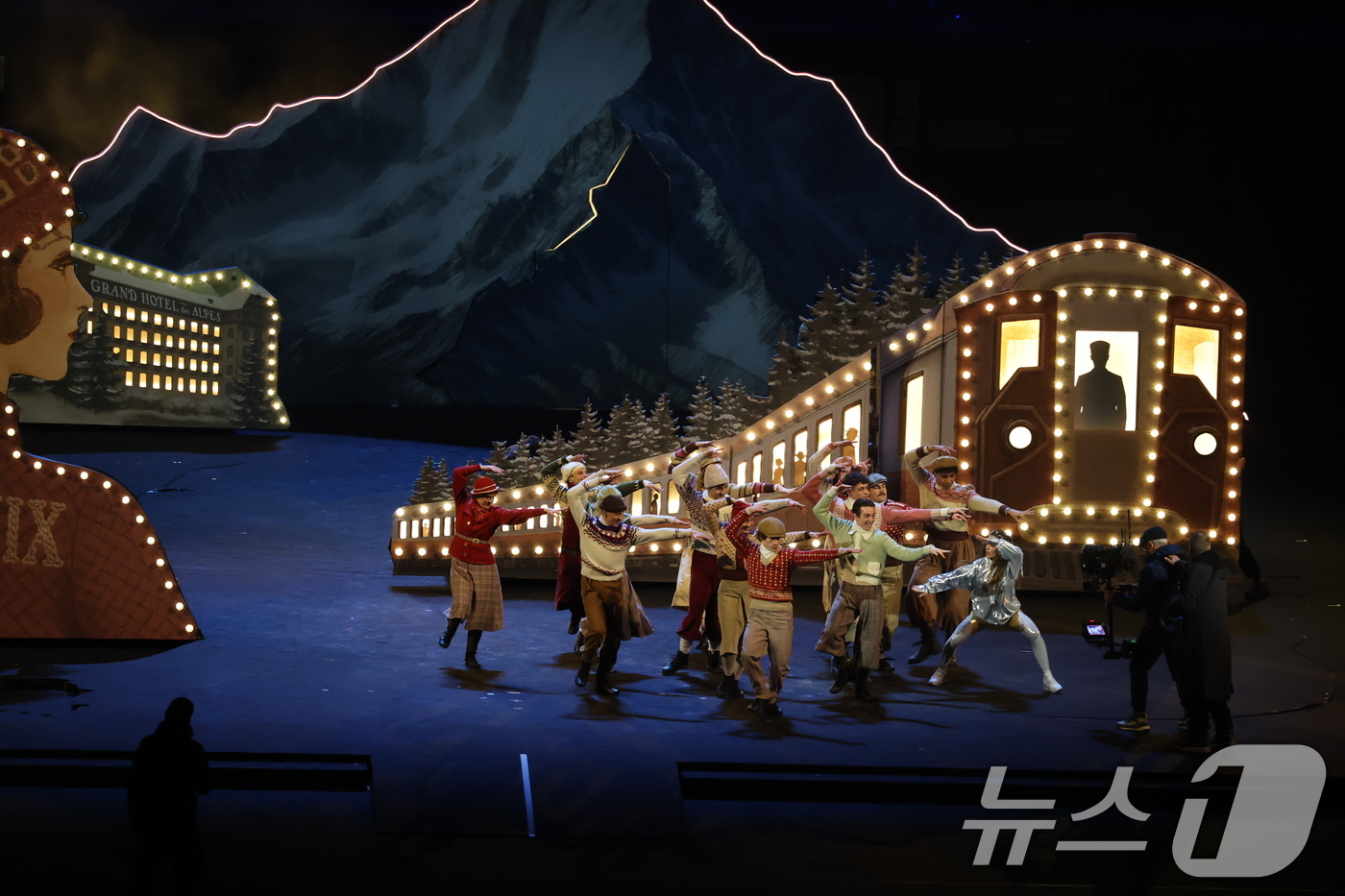 (밀라노=뉴스1) 김진환 기자 = 6일 오후(현지시간) 이탈리아 밀라노 산시로 올림픽 스타디움에서 열린 2026 밀라노·코르티나담페초 동계올림픽대회 개회식에서 '시간 여행'을 주제 …