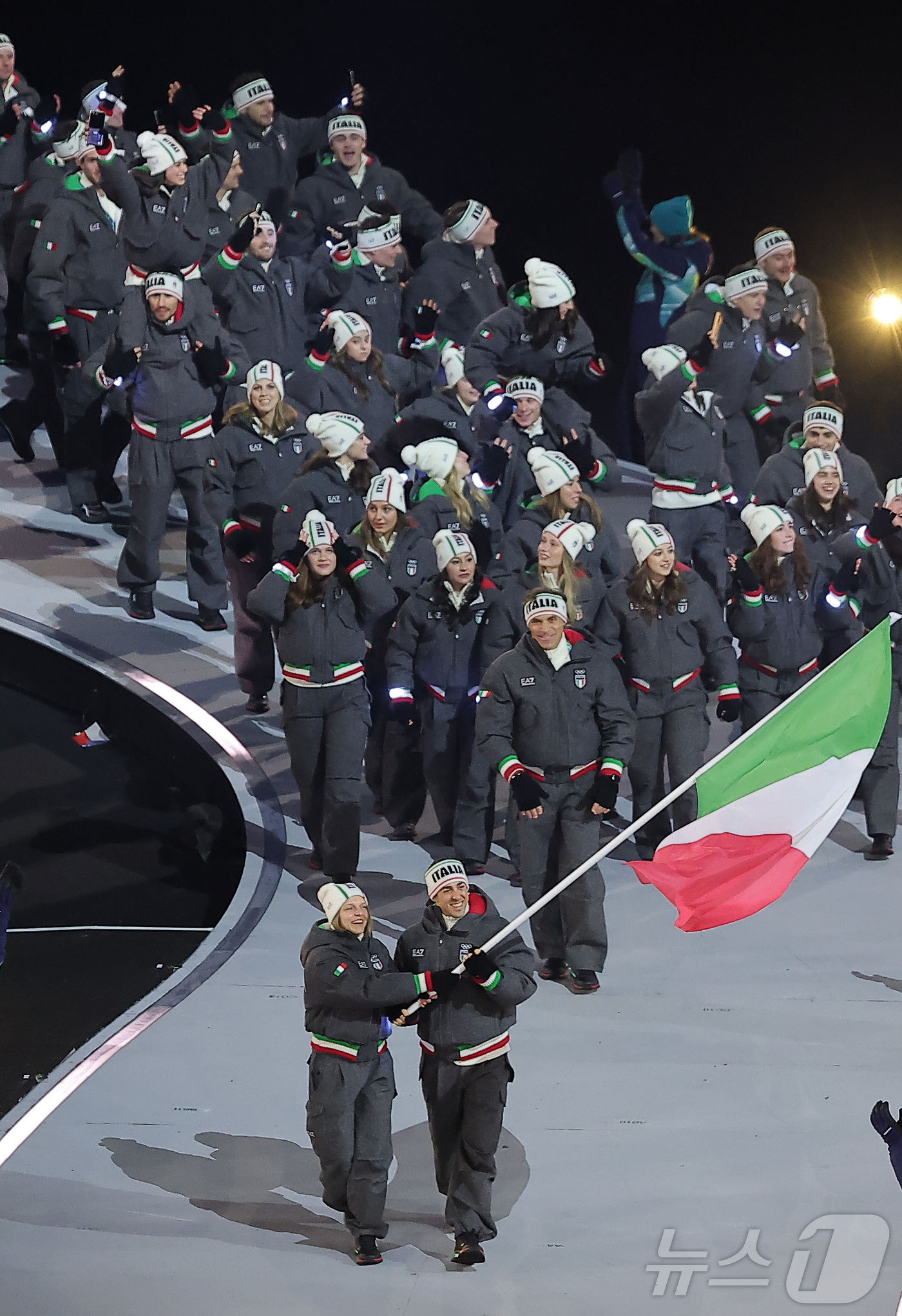 (밀라노=뉴스1) 김성진 기자 = 6일 오후(현지시간) 이탈리아 밀라노 산시로 올림픽 스타디움에서 열린 2026 밀라노·코르티나담페초 동계올림픽대회 개회식에서 이탈리아 선수단이 입 …