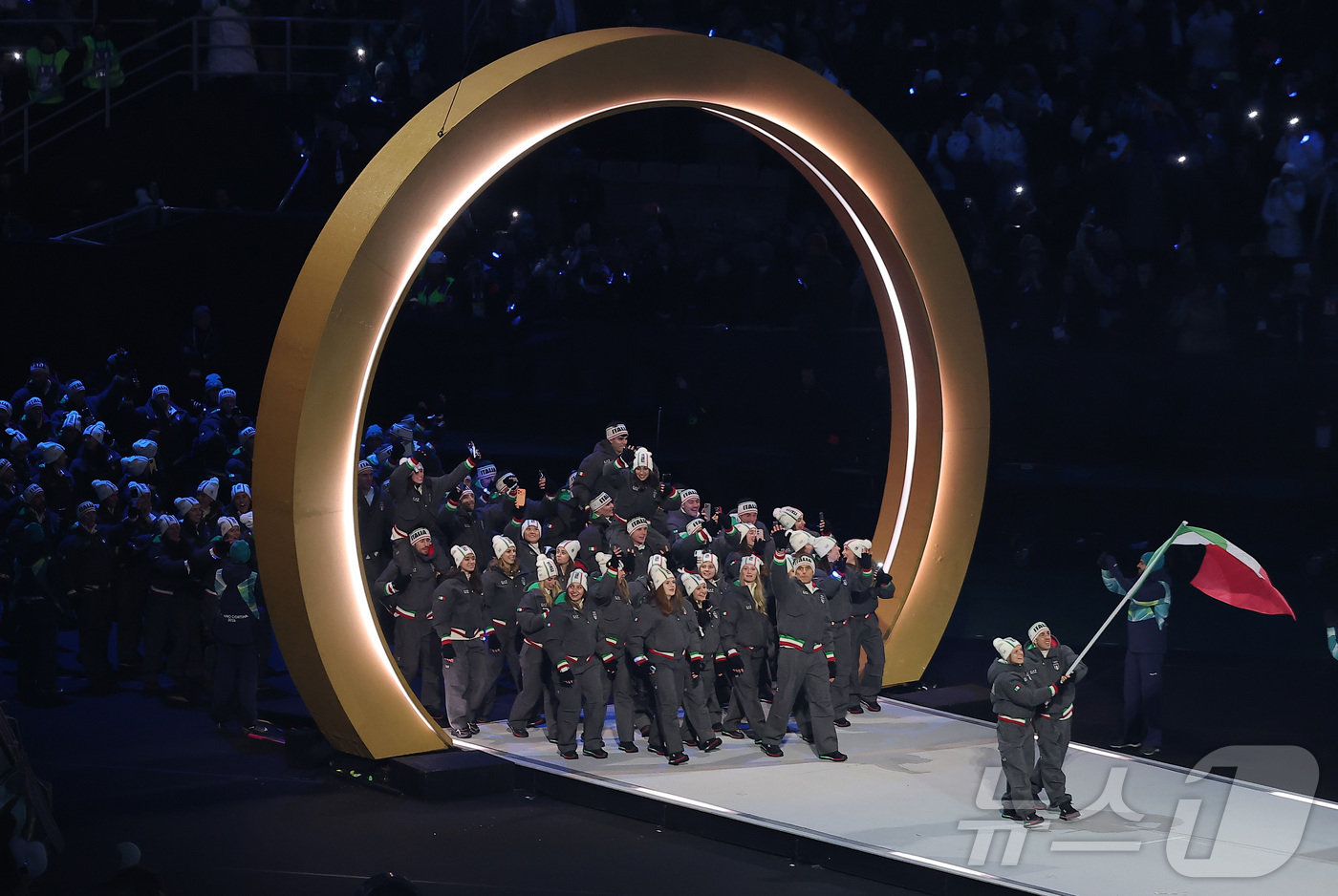 (밀라노=뉴스1) 김성진 기자 = 6일 오후(현지시간) 이탈리아 밀라노 산시로 올림픽 스타디움에서 열린 2026 밀라노·코르티나담페초 동계올림픽대회 개회식에서 이탈리아 선수단이 입 …