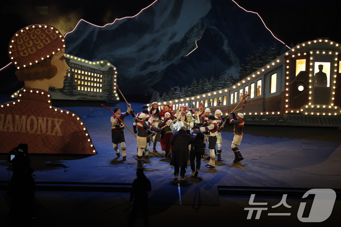 (밀라노=뉴스1) 김진환 기자 = 6일 오후(현지시간) 이탈리아 밀라노 산시로 올림픽 스타디움에서 열린 2026 밀라노·코르티나담페초 동계올림픽대회 개회식에서 '시간 여행'을 주제 …