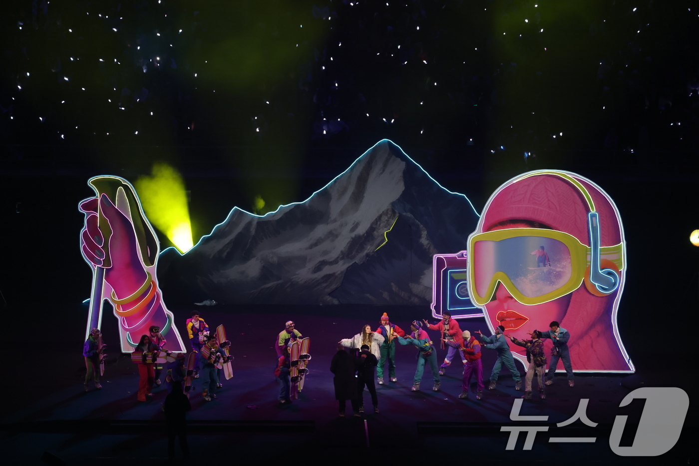 (밀라노=뉴스1) 김진환 기자 = 6일 오후(현지시간) 이탈리아 밀라노 산시로 올림픽 스타디움에서 열린 2026 밀라노·코르티나담페초 동계올림픽대회 개회식에서 '시간 여행'을 주제 …