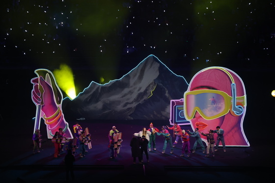 네온 사인 빛나는 동계올림픽 '시간 여행'