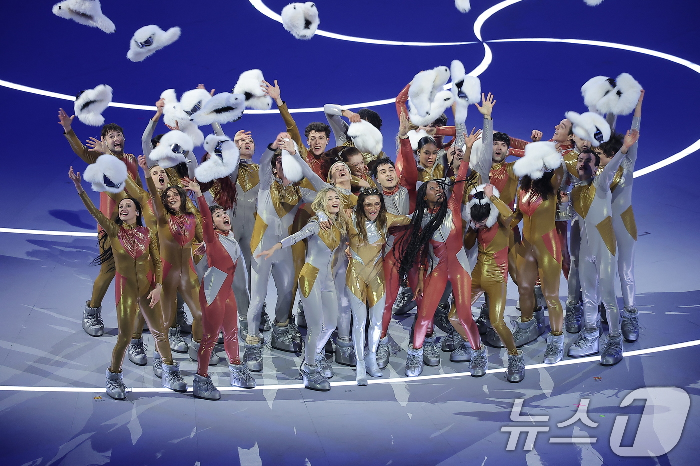 (밀라노=뉴스1) 김성진 기자 = 6일 오후(현지시간) 이탈리아 밀라노 산시로 올림픽 스타디움에서 열린 2026 밀라노·코르티나담페초 동계올림픽대회 개회식에서 '시간 여행'을 주제 …