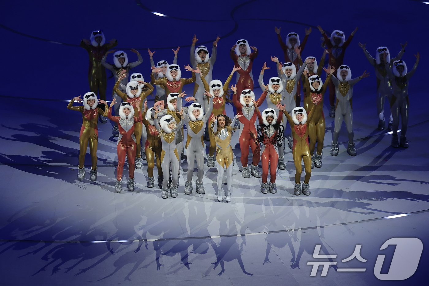 (밀라노=뉴스1) 김성진 기자 = 6일 오후(현지시간) 이탈리아 밀라노 산시로 올림픽 스타디움에서 열린 2026 밀라노·코르티나담페초 동계올림픽대회 개회식에서 '시간 여행'을 주제 …