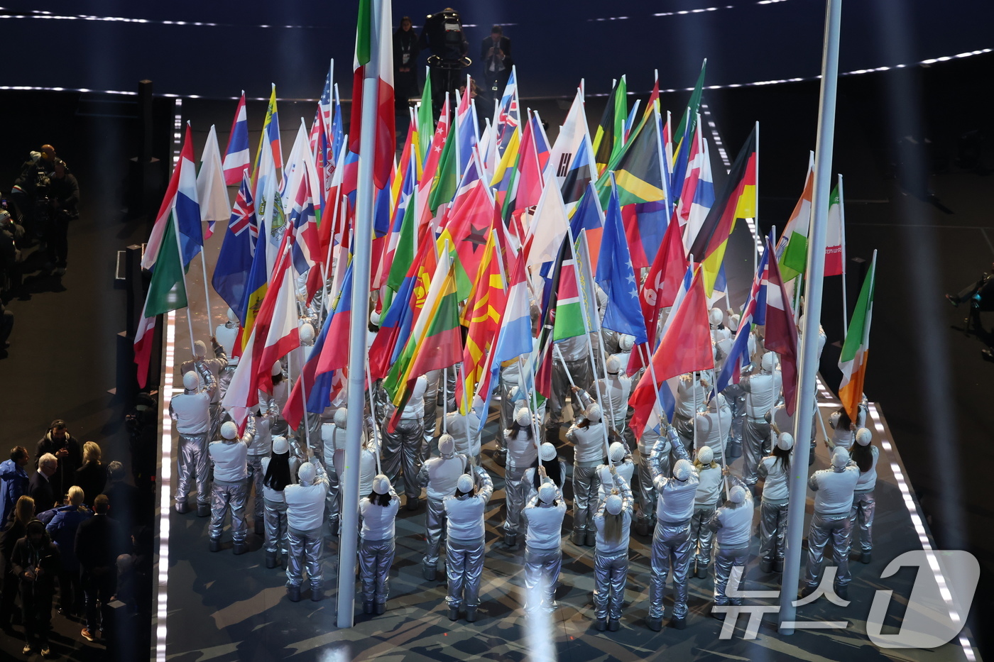 (밀라노=뉴스1) 김진환 기자 = 6일 오후(현지시간) 이탈리아 밀라노 산시로 올림픽 스타디움에서 열린 2026 밀라노·코르티나담페초 동계올림픽대회 개회식에서 참가국 국기가 입장하 …