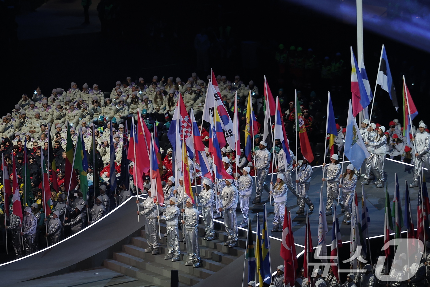 (밀라노=뉴스1) 김성진 기자 = 6일 오후(현지시간) 이탈리아 밀라노 산시로 올림픽 스타디움에서 열린 2026 밀라노·코르티나담페초 동계올림픽대회 개회식에서 참가국 국기가 입장하 …