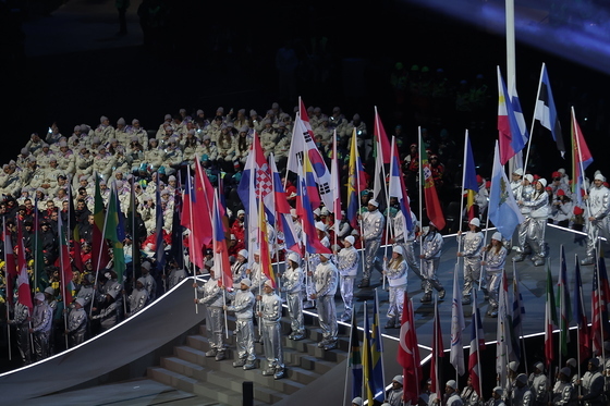 참가국 국기 사이에 빛나는 태극기