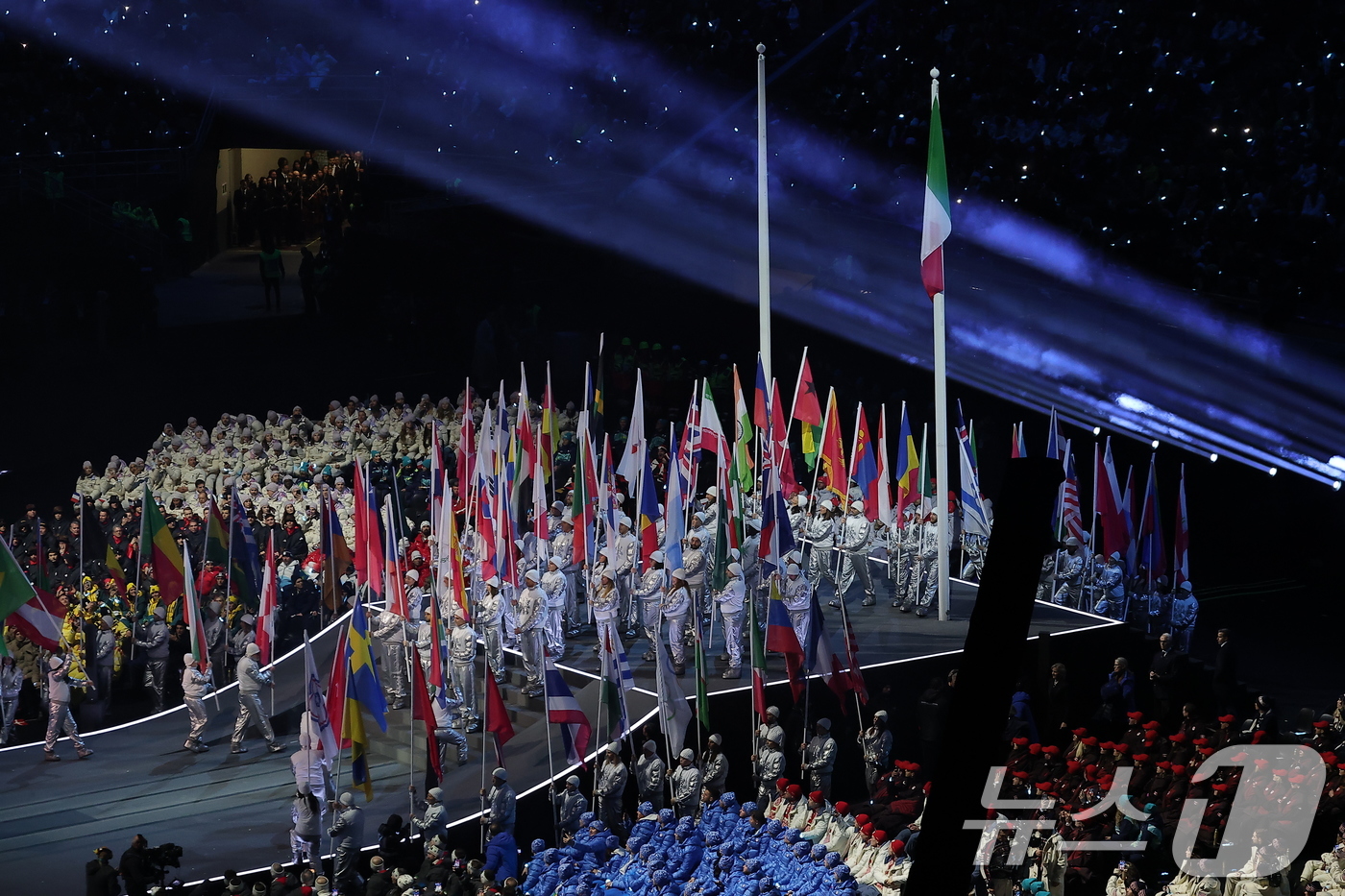 (밀라노=뉴스1) 김성진 기자 = 6일 오후(현지시간) 이탈리아 밀라노 산시로 올림픽 스타디움에서 열린 2026 밀라노·코르티나담페초 동계올림픽대회 개회식에서 참가국 국기가 입장하 …