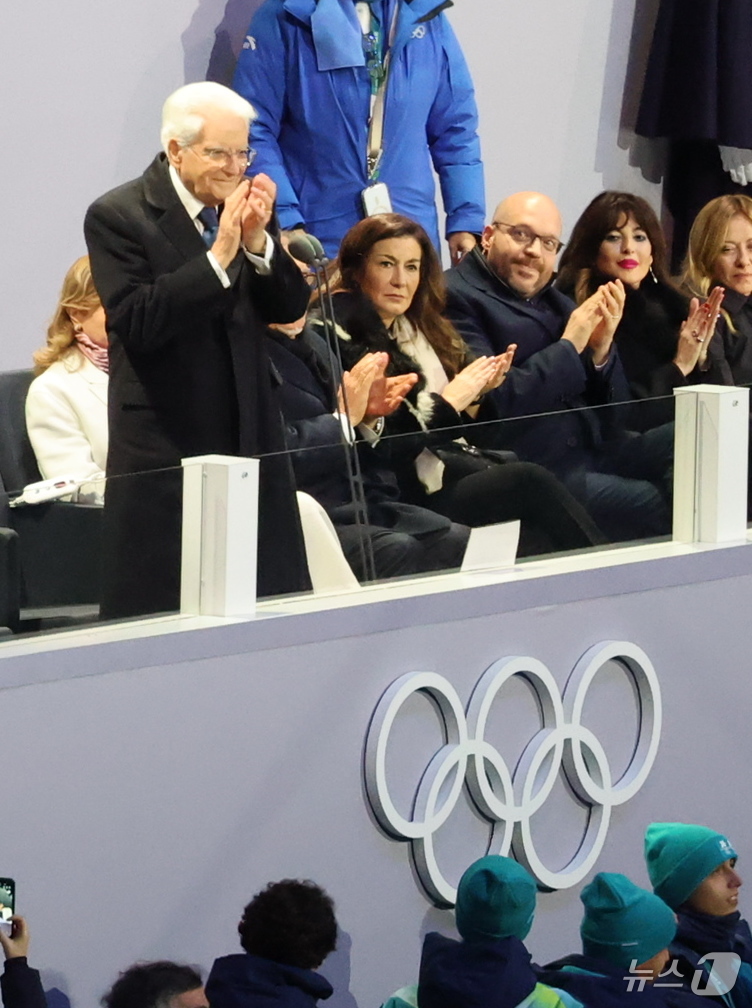 (밀라노=뉴스1) 김진환 기자 = 세르지오 마타렐라 이탈리아 대통령이 6일 오후(현지시간) 밀라노 산시로 올림픽 스타디움에서 열린 2026 밀라노·코르티나담페초 동계올림픽대회 개회 …