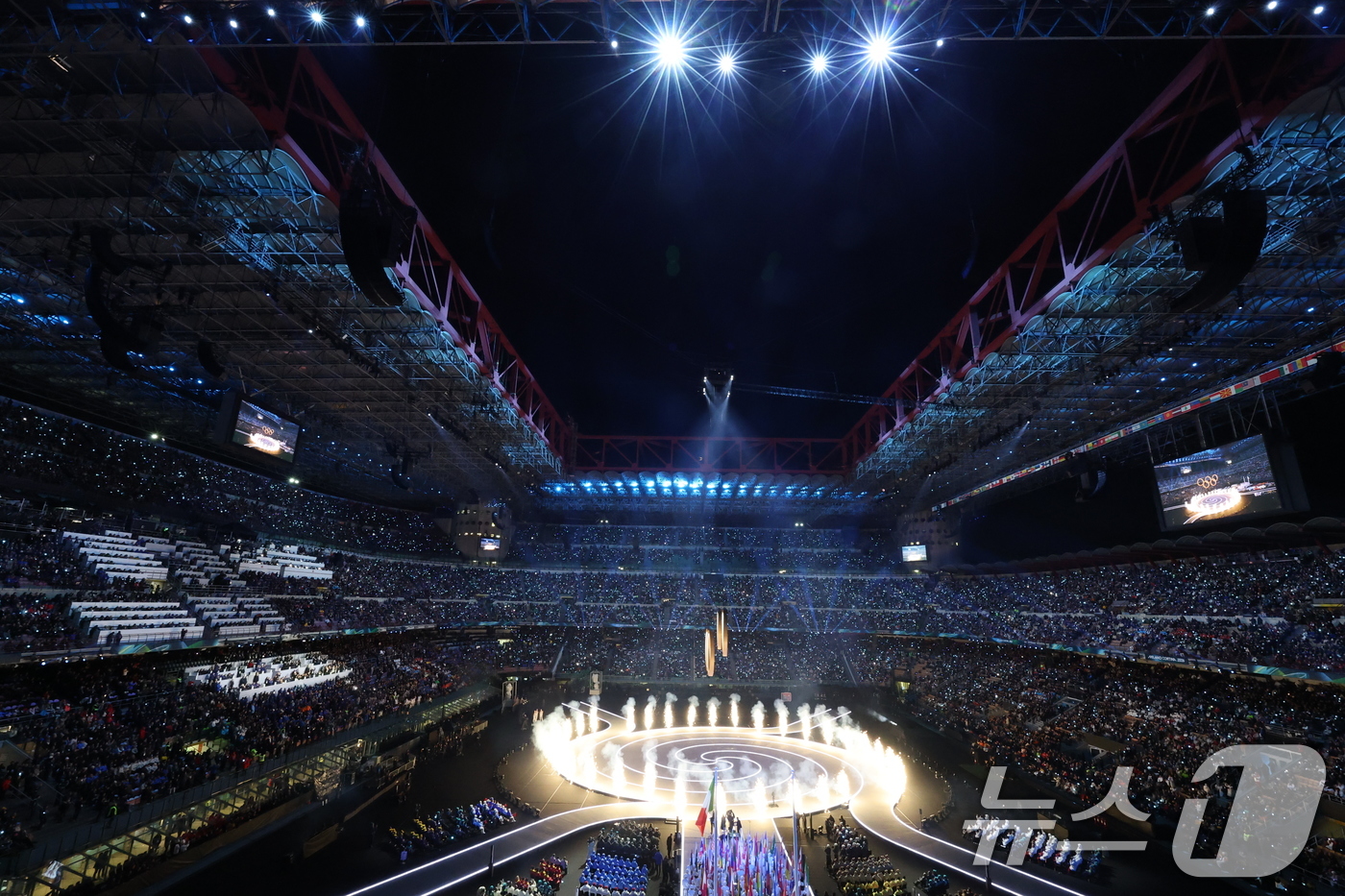 (밀라노=뉴스1) 김진환 기자 = 6일 오후(현지시간) 이탈리아 밀라노 산시로 올림픽 스타디움에서 2026 밀라노·코르티나담페초 동계올림픽대회 개회식이 펼쳐지고 있다. 2026.2 …