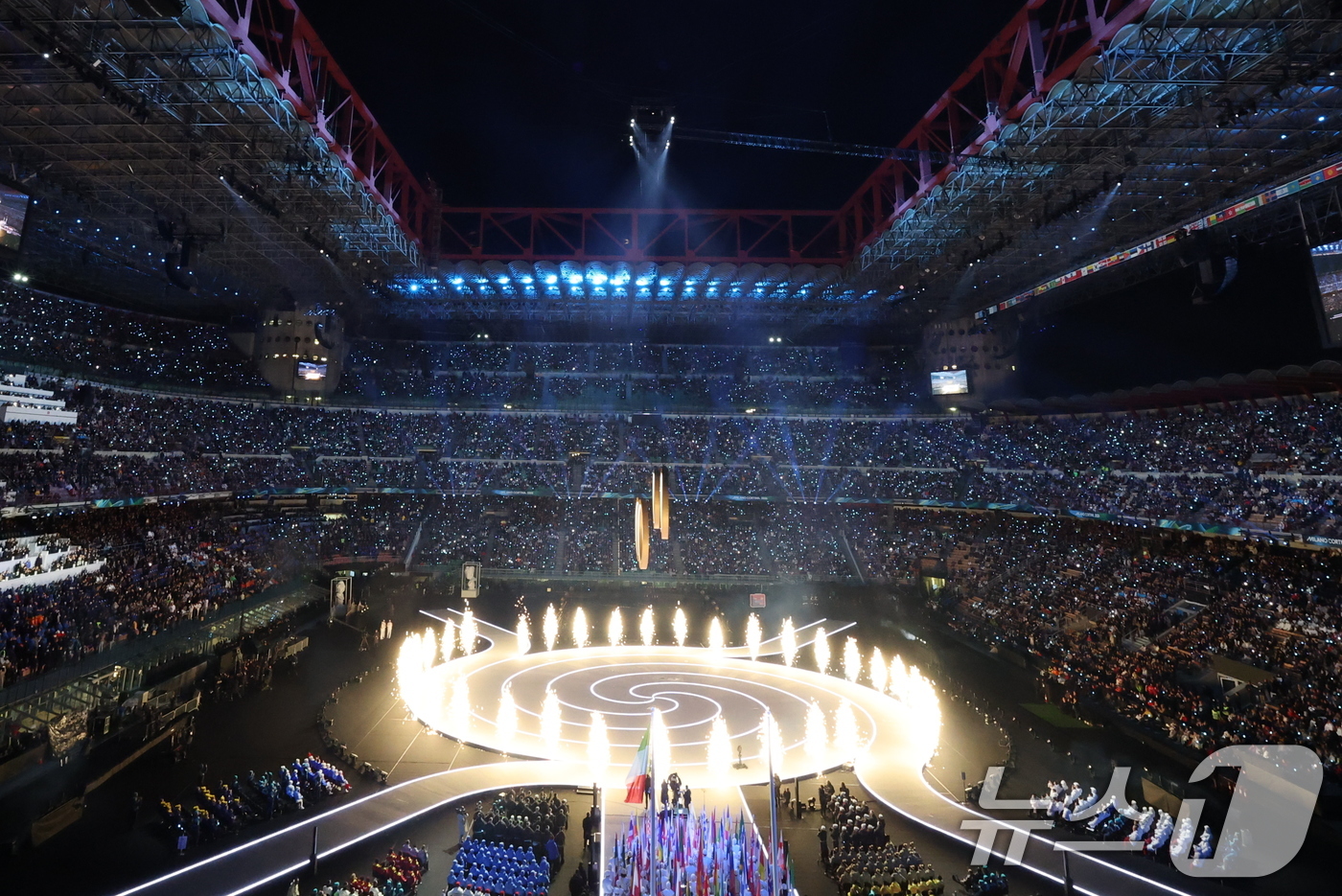 (밀라노=뉴스1) 김진환 기자 = 6일 오후(현지시간) 이탈리아 밀라노 산시로 올림픽 스타디움에서 2026 밀라노·코르티나담페초 동계올림픽대회 개회식이 펼쳐지고 있다. 2026.2 …