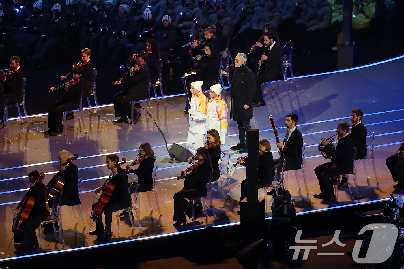 (밀라노=뉴스1) 김성진 기자 = 테너 안드레아 보첼리가 6일 오후(현지시간) 이탈리아 밀라노 산시로 올림픽 스타디움에서 열린 2026 밀라노·코르티나담페초 동계올림픽대회 개회식에 …