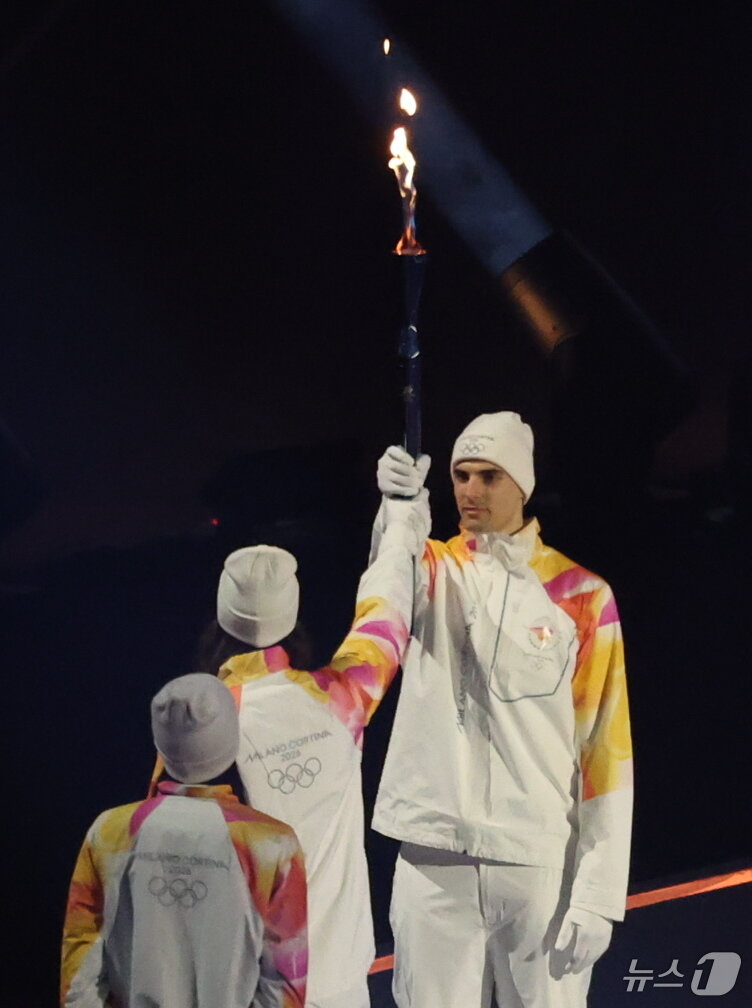 본문 이미지 - 이탈리아 남자·여자 배구 대표팀 선수들이 6일 오후(현지시간) 이탈리아 밀라노 산시로 올림픽 스타디움에서 열린 2026 밀라노·코르티나담페초 동계올림픽대회 개회식에서 성화 봉송을 하고 있다. 2026.2.7 ⓒ 뉴스1 김진환 기자