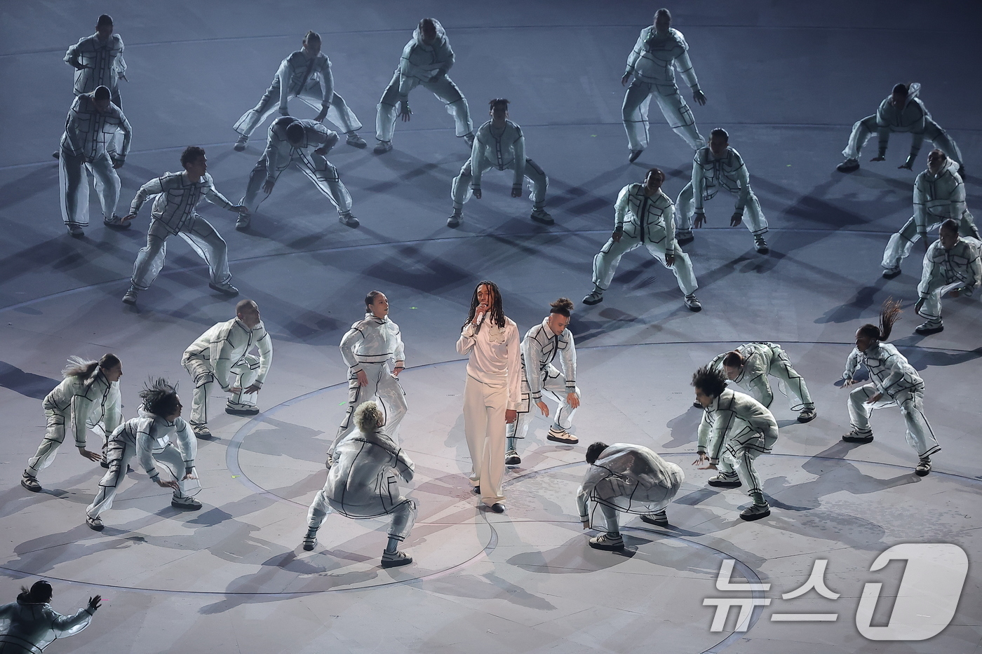 (밀라노=뉴스1) 김성진 기자 = 래퍼 갈리가 6일 오후(현지시간) 이탈리아 밀라노 산시로 올림픽 스타디움에서 열린 2026 밀라노·코르티나담페초 동계올림픽대회 개회식에서 공연을 …