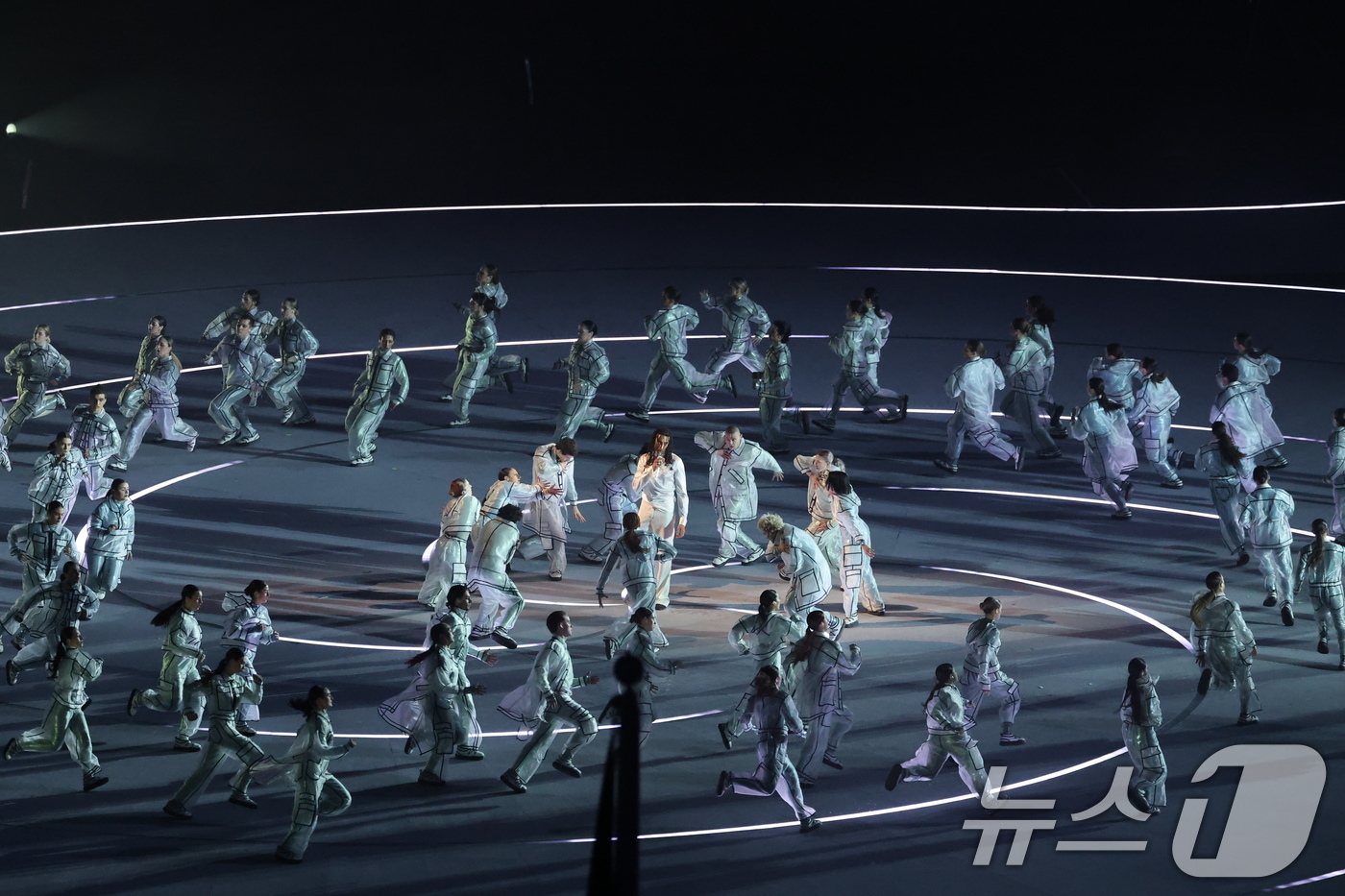 (밀라노=뉴스1) 김진환 기자 = 래퍼 갈리가 6일 오후(현지시간) 이탈리아 밀라노 산시로 올림픽 스타디움에서 열린 2026 밀라노·코르티나담페초 동계올림픽대회 개회식에서 공연을 …