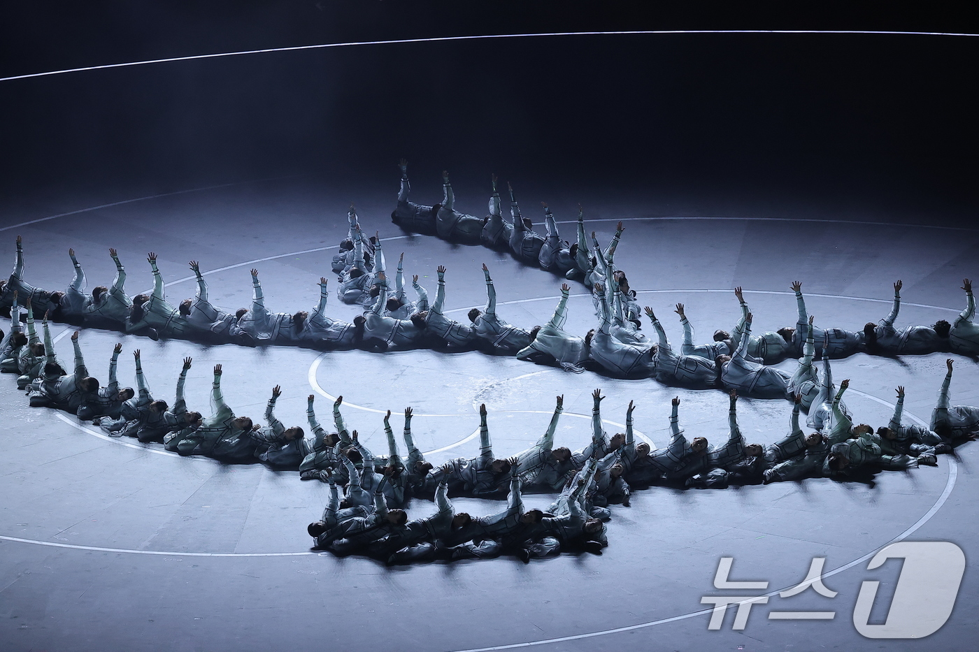 (밀라노=뉴스1) 김성진 기자 = 6일 오후(현지시간) 이탈리아 밀라노 산시로 올림픽 스타디움에서 열린 2026 밀라노·코르티나담페초 동계올림픽대회 개회식에서 '평화의 비둘기'를 …