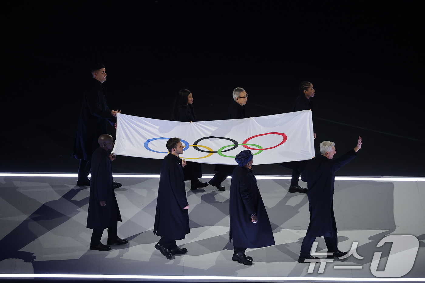 (밀라노=뉴스1) 김성진 기자 = 6일 오후(현지시간) 이탈리아 밀라노 산시로 올림픽 스타디움에서 열린 2026 밀라노·코르티나담페초 동계올림픽대회 개회식에서 올림픽기가 입장하고 …