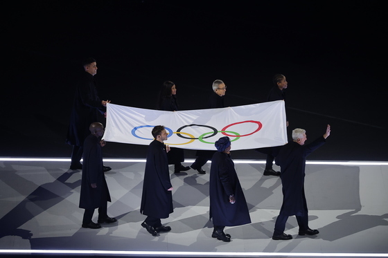 입장하는 올림픽기