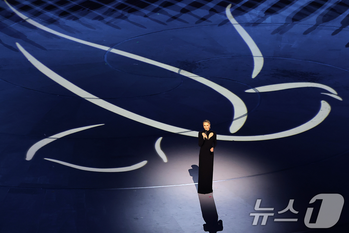 (밀라노=뉴스1) 김성진 기자 = 배우 샤를리즈 테론이 6일 오후(현지시간) 이탈리아 밀라노 산시로 올림픽 스타디움에서 열린 2026 밀라노·코르티나담페초 동계올림픽대회 개회식에 …