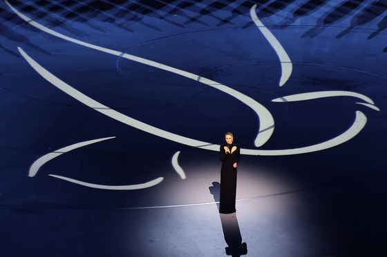 평화의 메시지 전하는 샤를리즈 테론