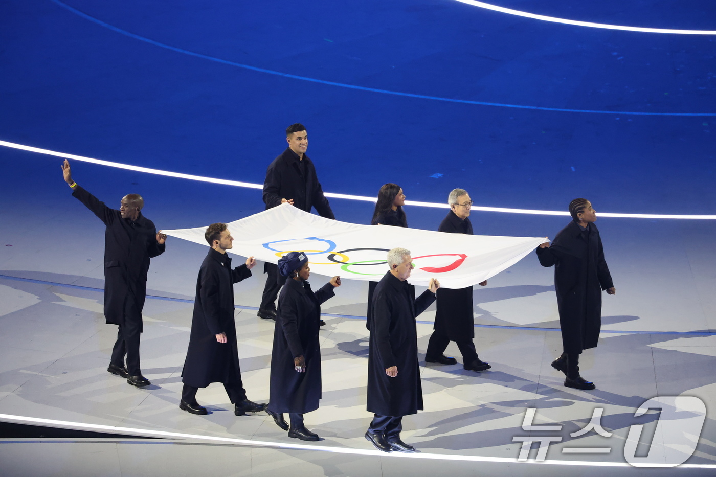 (밀라노=뉴스1) 김진환 기자 = 6일 오후(현지시간) 이탈리아 밀라노 산시로 올림픽 스타디움에서 열린 2026 밀라노·코르티나담페초 동계올림픽대회 개회식에서 올림픽기가 입장하고 …