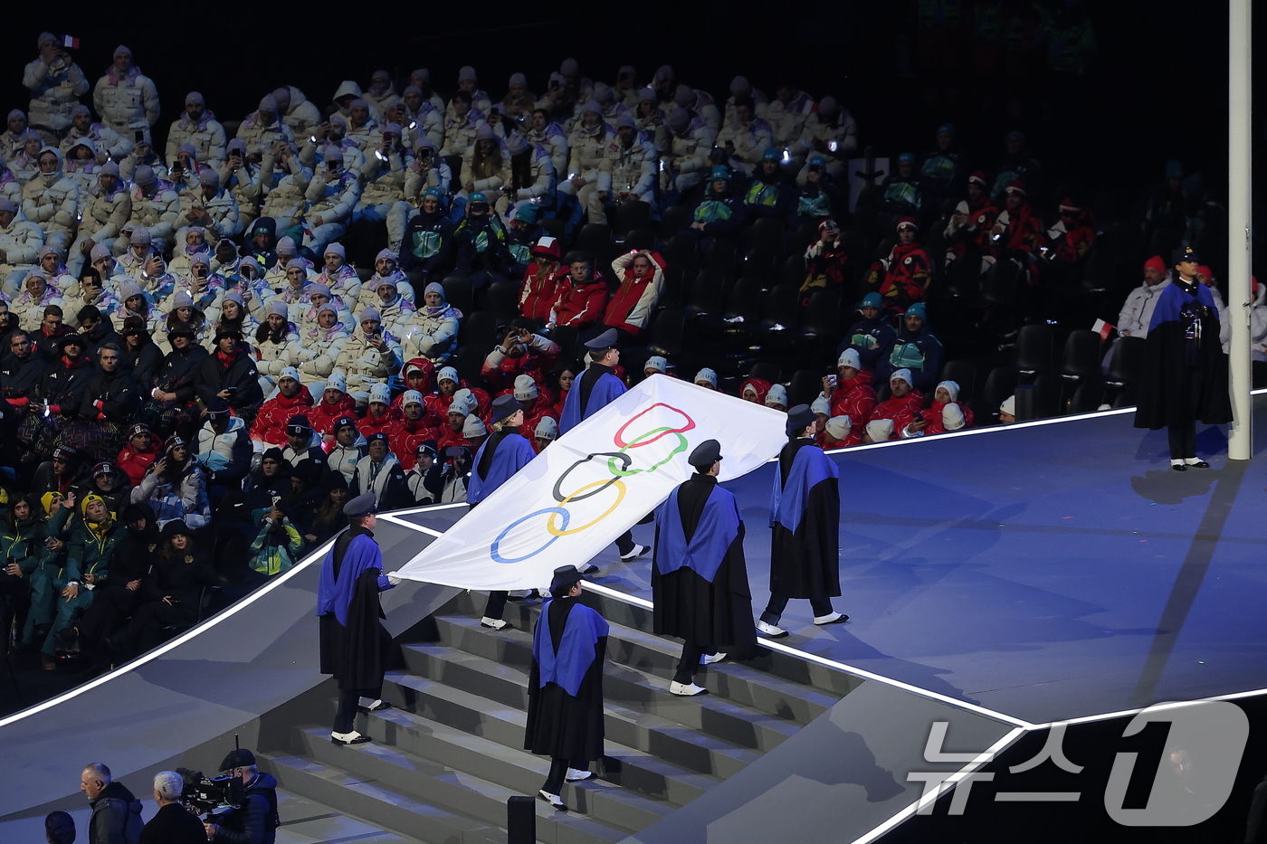 (밀라노=뉴스1) 김성진 기자 = 6일 오후(현지시간) 이탈리아 밀라노 산시로 올림픽 스타디움에서 열린 2026 밀라노·코르티나담페초 동계올림픽대회 개회식에서 올림픽기가 입장하고 …