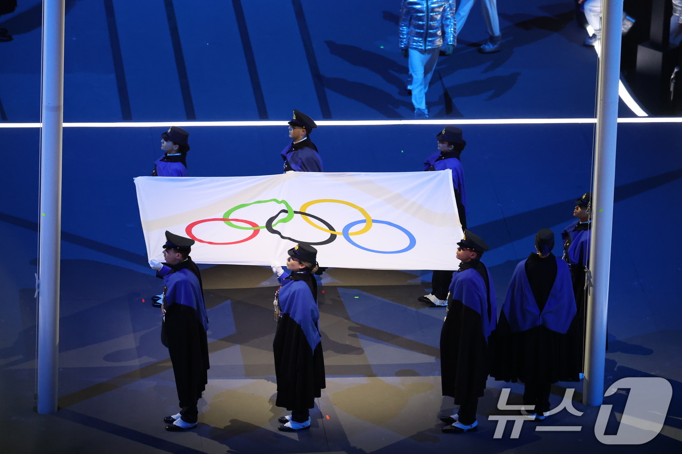 (밀라노=뉴스1) 김진환 기자 = 6일 오후(현지시간) 이탈리아 밀라노 산시로 올림픽 스타디움에서 열린 2026 밀라노·코르티나담페초 동계올림픽대회 개회식에서 올림픽기가 입장하고 …