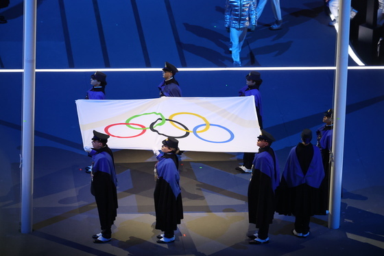 산시로 스타디움에 입장하는 올림픽기