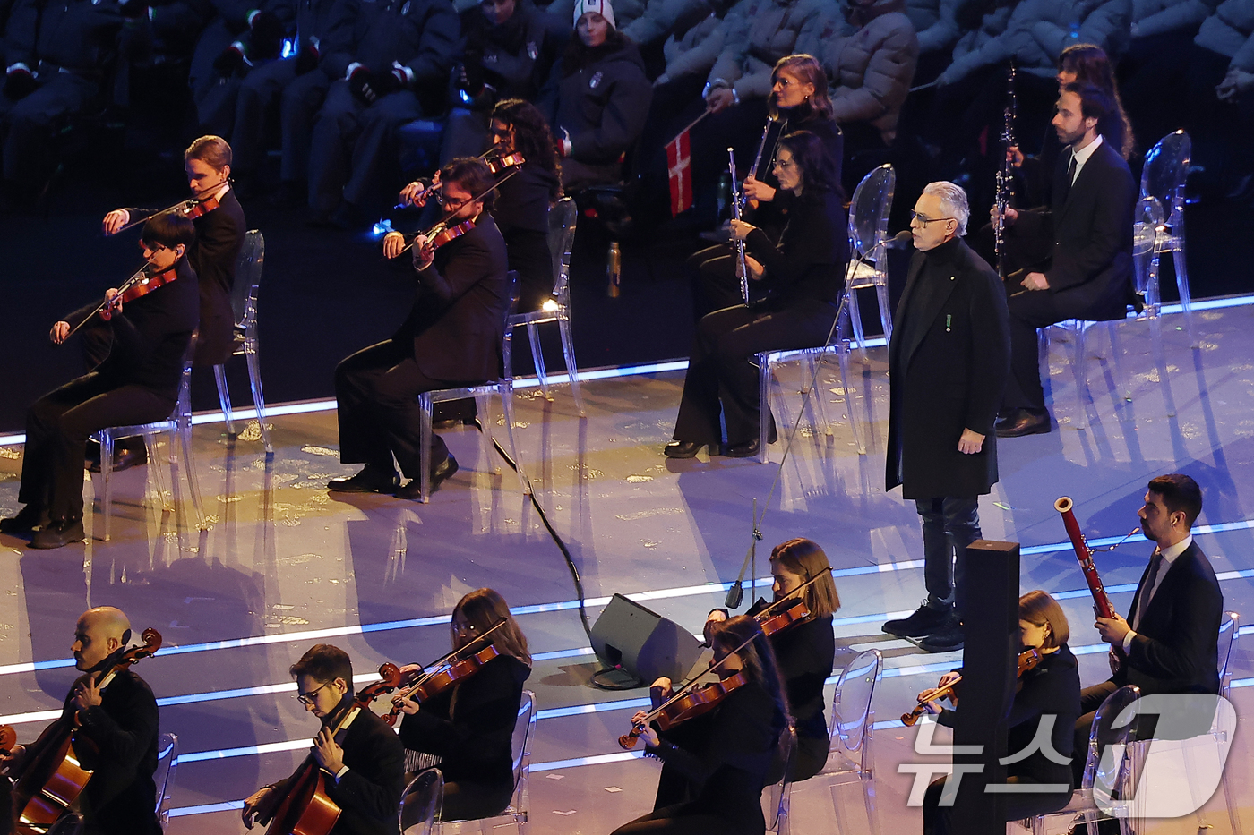 (밀라노=뉴스1) 김성진 기자 = 테너 안드레아 보첼리가 6일 오후(현지시간) 이탈리아 밀라노 산시로 올림픽 스타디움에서 열린 2026 밀라노·코르티나담페초 동계올림픽대회 개회식에 …