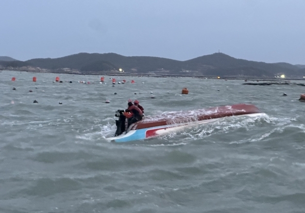 완도서 양식장 관리선 전복…승선원 1명 실종