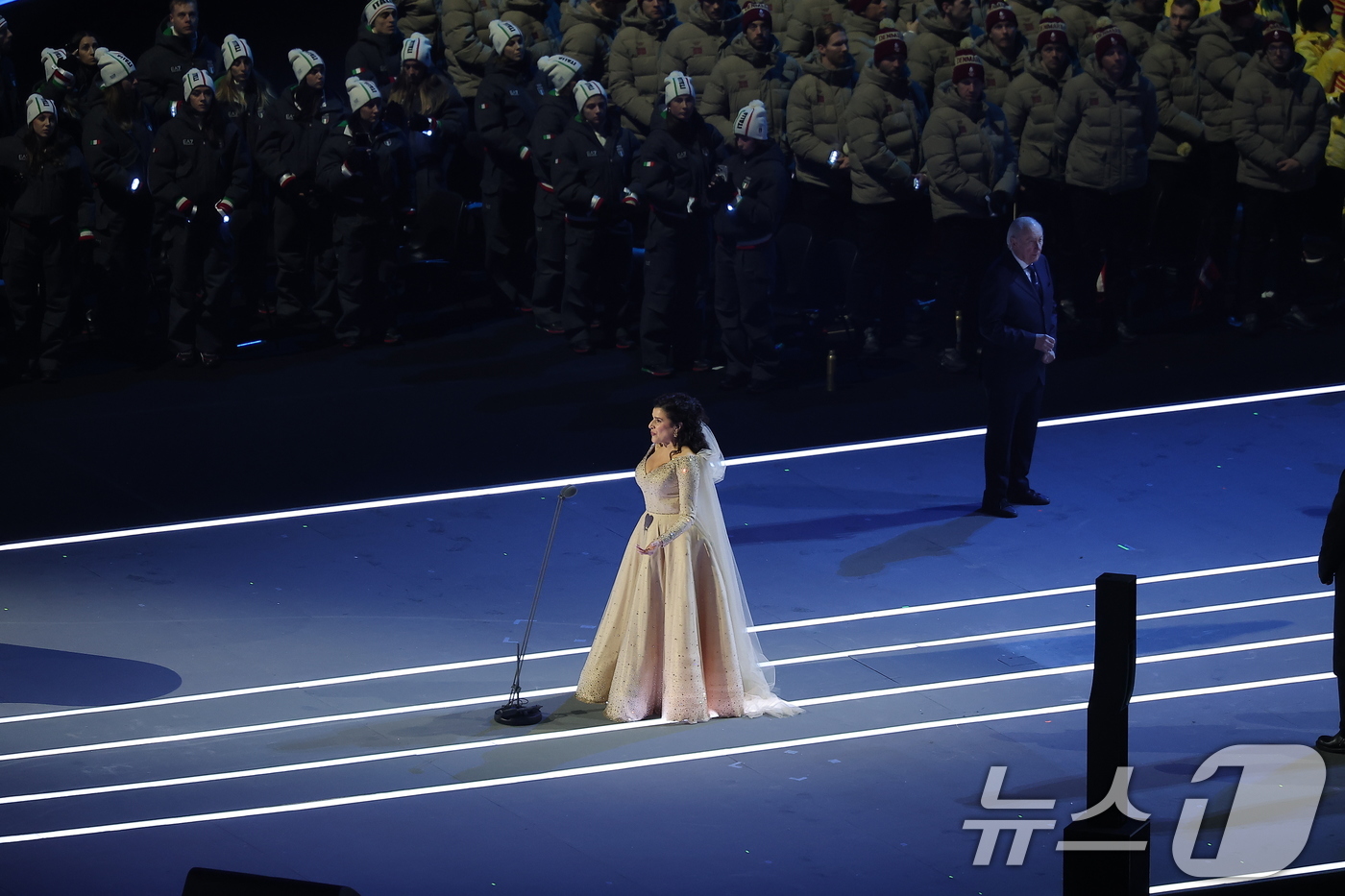 (밀라노=뉴스1) 김성진 기자 = 메조 소프라노 체실리아 바르톨리가 6일 오후(현지시간) 이탈리아 밀라노 산시로 올림픽 스타디움에서 열린 2026 밀라노·코르티나담페초 동계올림픽대 …