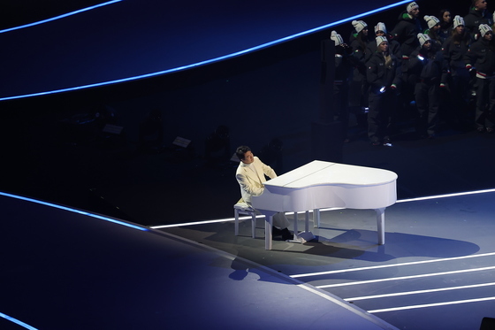 오륜기 게양 맞춰 연주 선보이는 피아니스트 랑랑