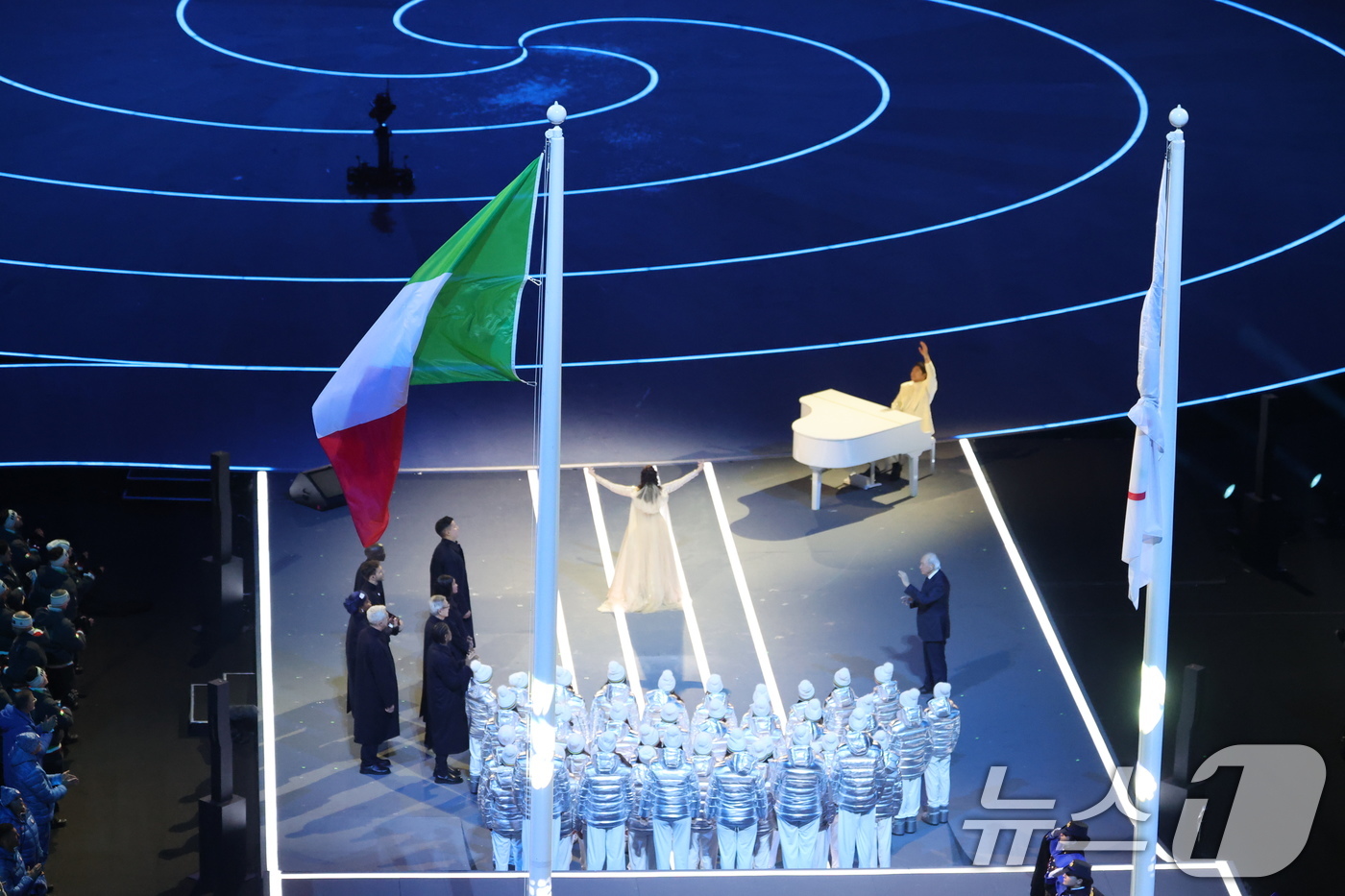 (밀라노=뉴스1) 김진환 기자 = 메조 소프라노 체실리아 바르톨리가 6일 오후(현지시간) 이탈리아 밀라노 산시로 올림픽 스타디움에서 열린 2026 밀라노·코르티나담페초 동계올림픽대 …