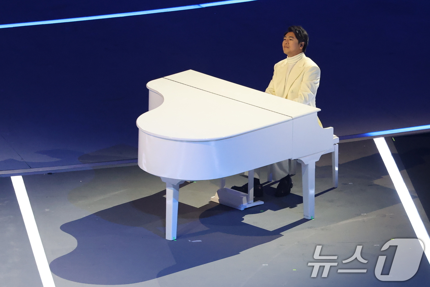 (밀라노=뉴스1) 김진환 기자 = 피아니스트 랑랑이 6일 오후(현지시간) 이탈리아 밀라노 산시로 올림픽 스타디움에서 열린 2026 밀라노·코르티나담페초 동계올림픽대회 개회식에서 올 …