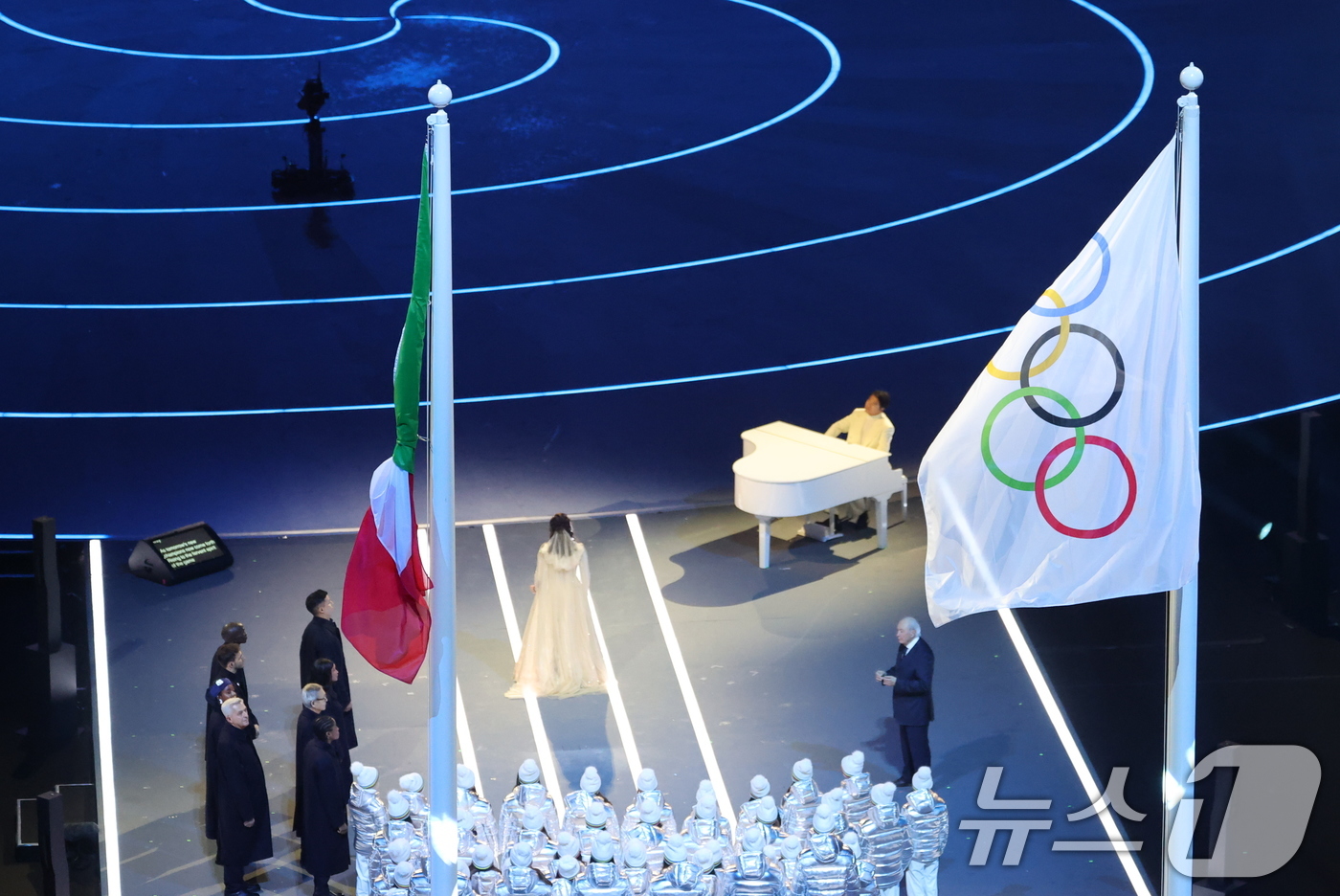 (밀라노=뉴스1) 김진환 기자 = 메조 소프라노 체실리아 바르톨리가 6일 오후(현지시간) 이탈리아 밀라노 산시로 올림픽 스타디움에서 열린 2026 밀라노·코르티나담페초 동계올림픽대 …