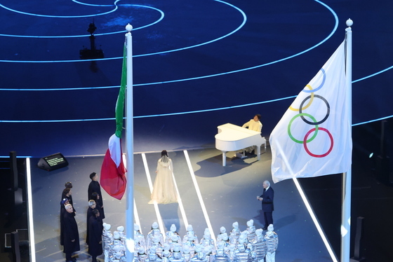 이탈리아 국기 옆 오륜기 게양