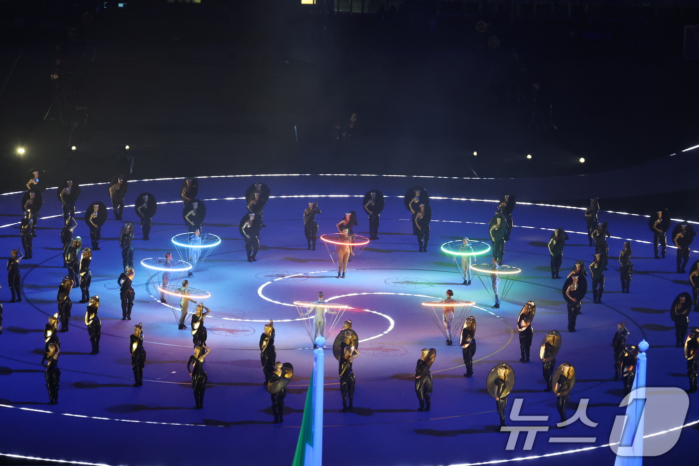 (밀라노=뉴스1) 김진환 기자 = 6일 오후(현지시간) 이탈리아 밀라노 산시로 올림픽 스타디움에서 열린 2026 밀라노·코르티나담페초 동계올림픽대회 개회식에서 '미래와의 조화'를 …