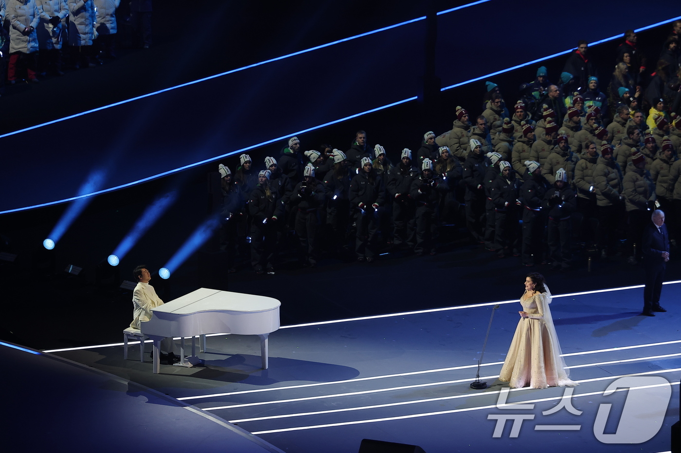 (밀라노=뉴스1) 김성진 기자 = 메조 소프라노 체실리아 바르톨리가 6일 오후(현지시간) 이탈리아 밀라노 산시로 올림픽 스타디움에서 열린 2026 밀라노·코르티나담페초 동계올림픽대 …