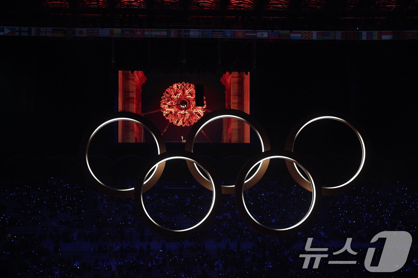 본문 이미지 - 이탈리아 알파인 스킨 레전드 데보라 콤파뇨니, 엘베르토 톰바가 6일 오후(현지시간) 이탈리아 밀라노 산시로 올림픽 스타디움에서 열린 2026 밀라노·코르티나담페초 동계올림픽대회 개회식에서 성화를 점화하고 있다. 2026.2.7 ⓒ 뉴스1 김성진 기자