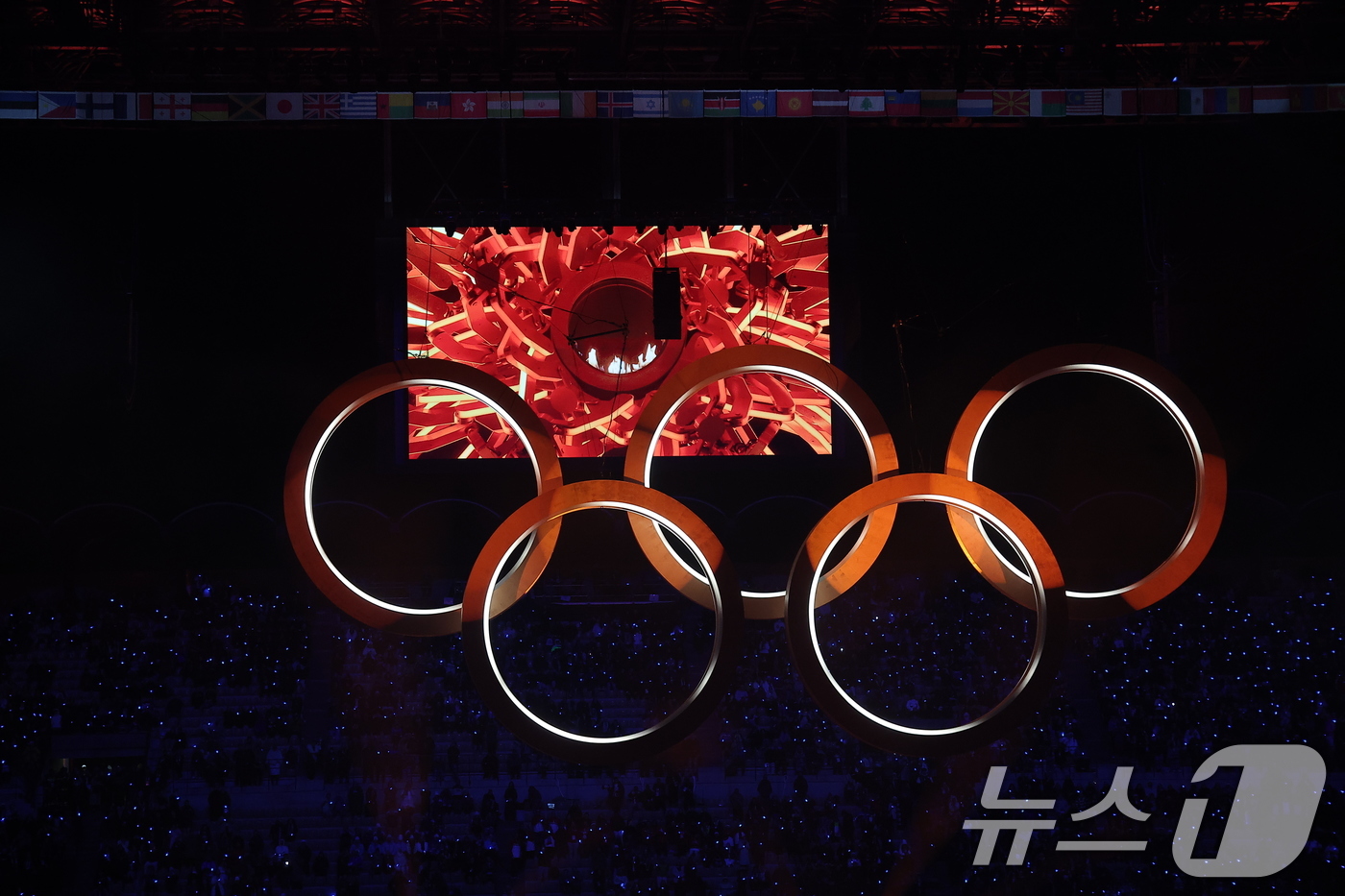 (밀라노=뉴스1) 김성진 기자 = 이탈리아 알파인 스킨 레전드 데보라 콤파뇨니, 엘베르토 톰바가 6일 오후(현지시간) 이탈리아 밀라노 산시로 올림픽 스타디움에서 열린 2026 밀라 …