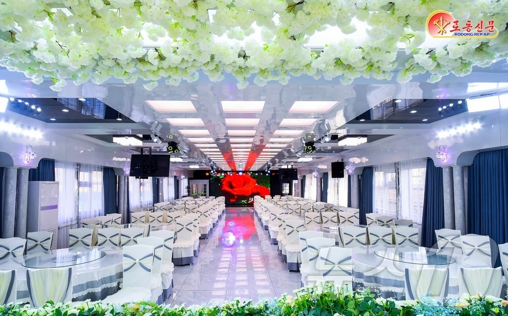 (평양 노동신문=뉴스1) = 북한 노동당 기관지 노동신문은 7일 대동강에서 현대적인 봉사선 '와우봉'호가 띄워졌다고 보도했다. [국내에서만 사용가능. 재배포 금지. DB 금지. F …